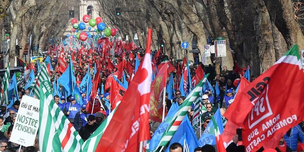 Demonstranten marschieren während eines Protests des nationalen Gewerkschaftsbundes Demonstranten marschieren während eines Protests des nationalen Gewerkschaftsbundes