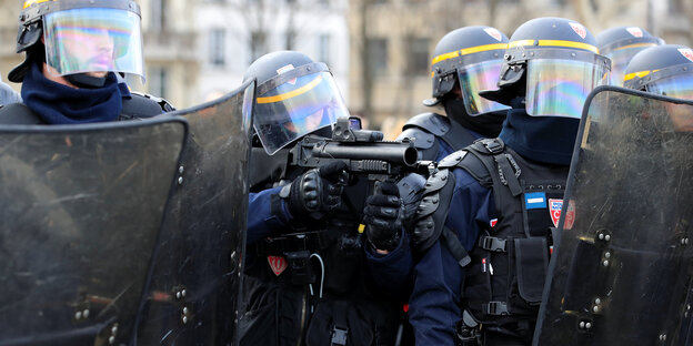 Polizist schießt auf Demonstranten Polizist schießt auf Demonstranten