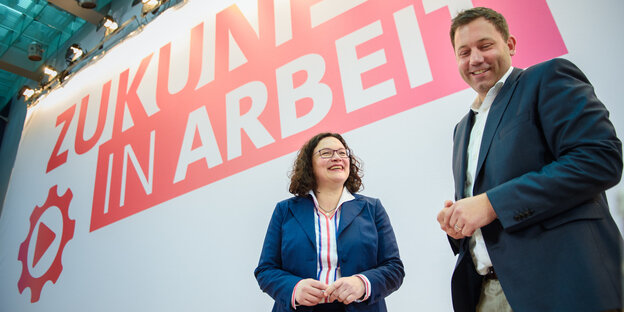 Andrea Nahles steht neben Lars Klingbeil, dahinter steht "Zukunft in Arbeit" auf der Wand Andrea Nahles steht neben Lars Klingbeil, dahinter steht "Zukunft in Arbeit" auf der Wand