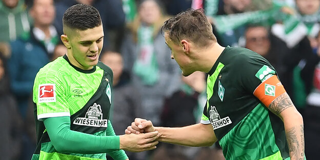 Milot Rashica und Max Kruse beim Shakehands Milot Rashica und Max Kruse beim Shakehands