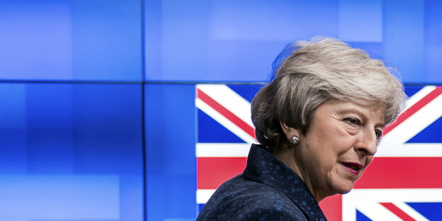 Die britische Premierministerin Theresa May steht vor einer brittischen Flagge Die britische Premierministerin Theresa May steht vor einer brittischen Flagge