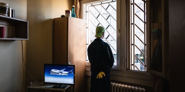 Häftling steht am Fenster seiner Zelle in der JVA Plötzensee Häftling steht am Fenster seiner Zelle in der JVA Plötzensee