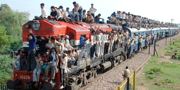 Ein vollgepackter Zug in Indien Ein vollgepackter Zug in Indien