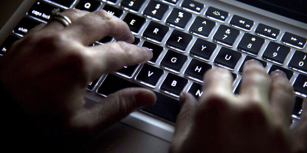 Zwei Hände tippen auf einer Computer-Tastatur Zwei Hände tippen auf einer Computer-Tastatur