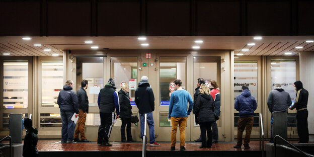 Menschen vor der Agentur für Arbeit Menschen vor der Agentur für Arbeit