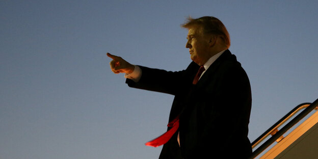 Donald Trump deutet nach vorn Donald Trump deutet nach vorn