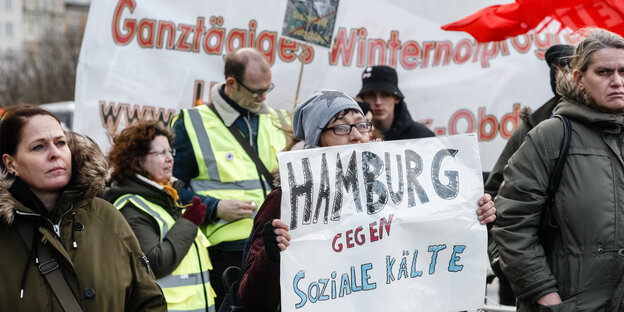 Eine Frau hält ein Transparent mit der Aufschrift "Hamburg gegen soziale Kälte". Eine Frau hält ein Transparent mit der Aufschrift "Hamburg gegen soziale Kälte".