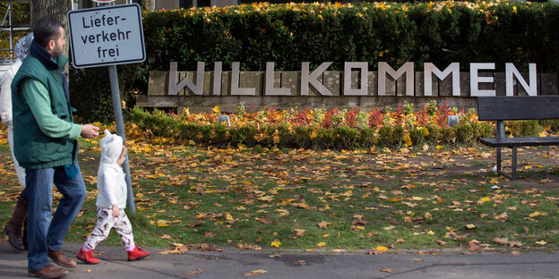 Vor einem Haus stehen Buchstaben, die das Wort "Willkommen" ergeben. Vor einem Haus stehen Buchstaben, die das Wort "Willkommen" ergeben.