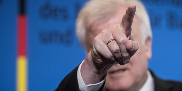 Horst Seehofer hebt seinen Finger Horst Seehofer hebt seinen Finger