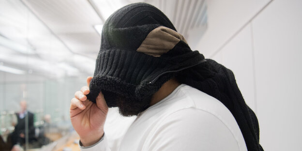 mann mit jacke über kopf mann mit jacke über kopf