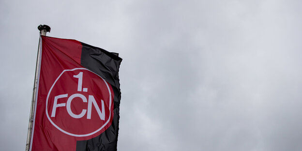 Eine Flagge vor dem grauen Himmel Eine Flagge vor dem grauen Himmel