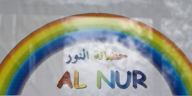 Schild der Al-Nur-Kita zeigt einen Regenbogen Schild der Al-Nur-Kita zeigt einen Regenbogen