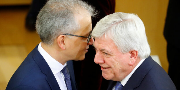 Zwei Männer, Volker Bouffier und Tarek al-Wazir, im Gespräch miteinander Zwei Männer, Volker Bouffier und Tarek al-Wazir, im Gespräch miteinander
