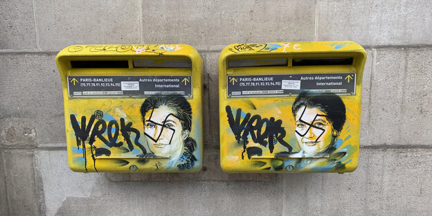 Hakenkreuzschmiererei auf zwei französischen Briefkästen. Hakenkreuzschmiererei auf zwei französischen Briefkästen.
