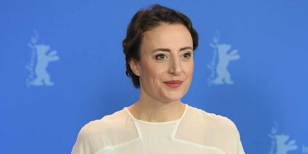 Die Schauspielerin Maren Egger posiert auf der Berlinale vor blauer Wand für die Fotografen Die Schauspielerin Maren Egger posiert auf der Berlinale vor blauer Wand für die Fotografen