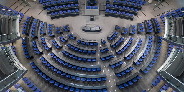 Ein Blick von oben in den leeren Plenarsaal des Bundestages Ein Blick von oben in den leeren Plenarsaal des Bundestages