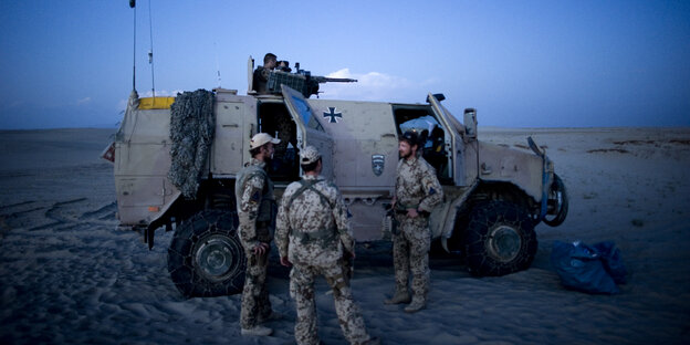 soldaten der bundeswehr stehen vor fahrzeug in der nacht soldaten der bundeswehr stehen vor fahrzeug in der nacht