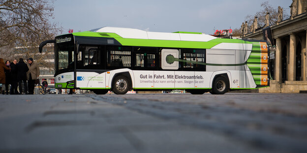 Ein weiß-grüner Elektrobus der Hannoveraner Verkehrsbetriebe Ein weiß-grüner Elektrobus der Hannoveraner Verkehrsbetriebe