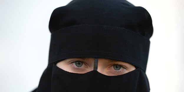 gesicht einer frau mit niqab gesicht einer frau mit niqab
