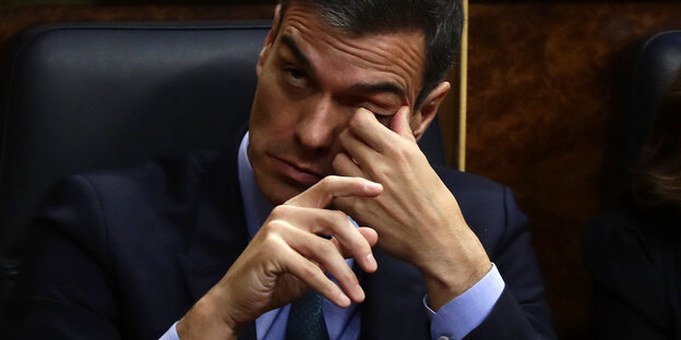 Spaniens Premier Pedro Sánchez reibt sich die Augen Spaniens Premier Pedro Sánchez reibt sich die Augen
