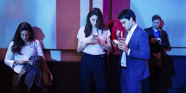 Junge Menschen in Business-Kleidung tippen auf dem Smartphone Junge Menschen in Business-Kleidung tippen auf dem Smartphone