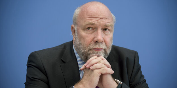 Günter Nooke faltet die Hände zusammen Günter Nooke faltet die Hände zusammen