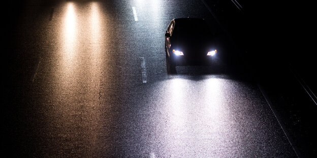 scheinwerfer fahrender autos in der dunkelheit scheinwerfer fahrender autos in der dunkelheit