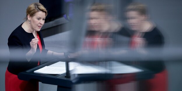 Franziska Giffey, Bundesministerin für Familie, Senioren, Frauen und Jugend steht am Rednerpult Franziska Giffey, Bundesministerin für Familie, Senioren, Frauen und Jugend steht am Rednerpult