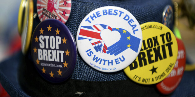 Ein Hut mit vielen Buttons zum Brexit Ein Hut mit vielen Buttons zum Brexit