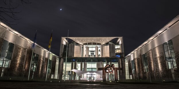 das bundeskanlzeramt beleuchtet in der nacht das bundeskanlzeramt beleuchtet in der nacht