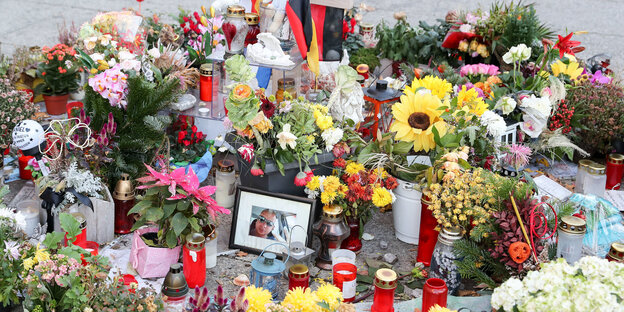 blumen und kerzen und foto auf straße am ort des todes von daniel h.