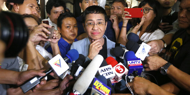 Die philippinische Journalistin Maria Ressa vor unzähligen Mikros Die philippinische Journalistin Maria Ressa vor unzähligen Mikros
