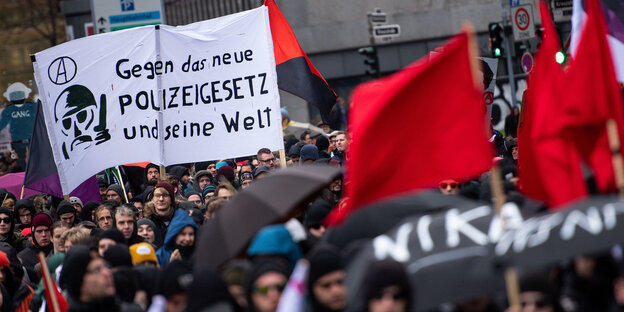 demonstration gegen polizeigesetz mit bannern demonstration gegen polizeigesetz mit bannern
