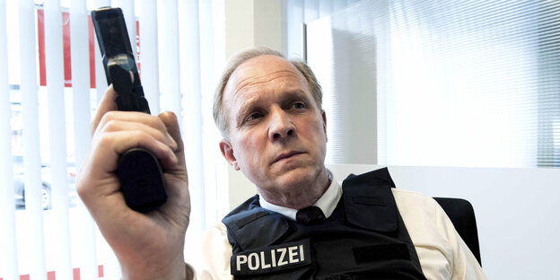 Tatort-Darsteller Ulrich Tukur mit Dienstwaffe Tatort-Darsteller Ulrich Tukur mit Dienstwaffe