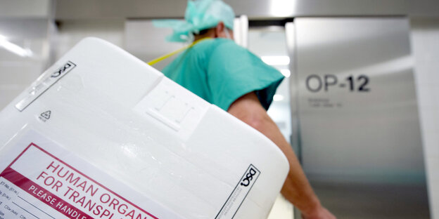 Ein Styropor-Behälter zum Transport von zur Transplantation vorgesehenen Organen Ein Styropor-Behälter zum Transport von zur Transplantation vorgesehenen Organen