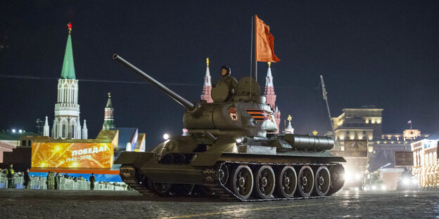 Historischer Panzer vom Typ T-34 bei einer Militärparade auf dem Roten Platz in Moskau am 4. Mai 2018 Historischer Panzer vom Typ T-34 bei einer Militärparade auf dem Roten Platz in Moskau am 4. Mai 2018