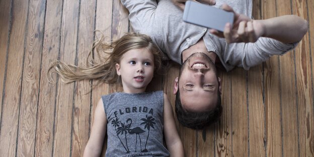 Mädchen und Vater mit Smartphone Mädchen und Vater mit Smartphone