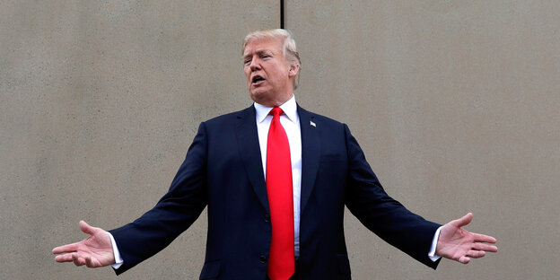 Trump breitet die Arme aus Trump breitet die Arme aus
