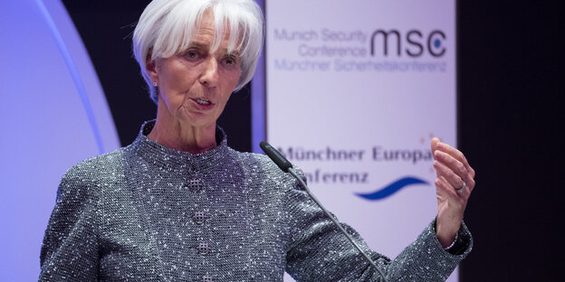 Christine Lagarde spricht und gestikuliert an einem Redepult. Christine Lagarde spricht und gestikuliert an einem Redepult.