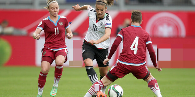 Frauenfußball, Nationalspielerin Melanie Leupolz im Dribbling Frauenfußball, Nationalspielerin Melanie Leupolz im Dribbling