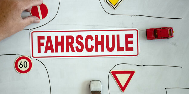 Eine aufgemalte Kreuzung an einer Tafel in einer Fahrschule Eine aufgemalte Kreuzung an einer Tafel in einer Fahrschule