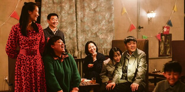 Das Standbild aus Wang Xiaoshuais Film „So Long, My Son“zeigt eine Famlie zuhause. Das Standbild aus Wang Xiaoshuais Film „So Long, My Son“zeigt eine Famlie zuhause.