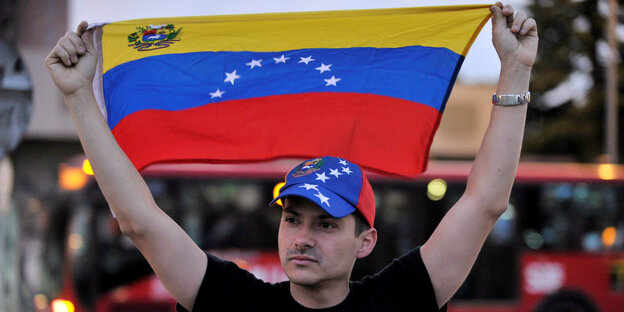 Ein Venezolaner protestiert mit einer Flagge in Bogotá für seine getöteten Landsleute Ein Venezolaner protestiert mit einer Flagge in Bogotá für seine getöteten Landsleute