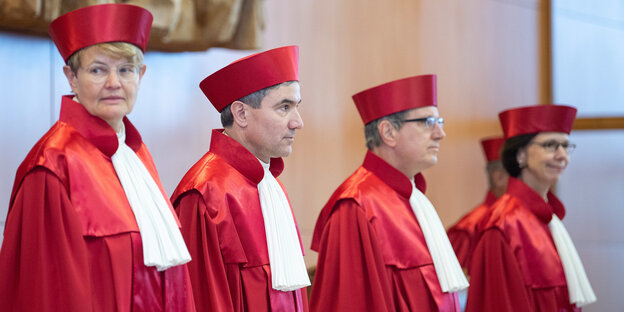 richterinnen und richter des ersten senats des bundesverfassungsgerichts in roten roben richterinnen und richter des ersten senats des bundesverfassungsgerichts in roten roben