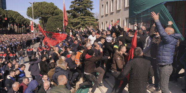 Demonstranten versuchen ein Gebäude zu stürmen