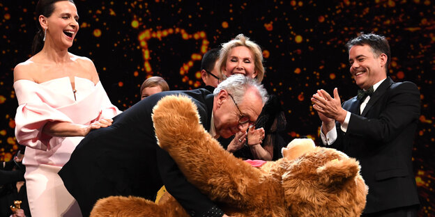 Dieter Kosslick umarmt einen riesigen Teddy auf der Berlinale-Bühne. Dieter Kosslick umarmt einen riesigen Teddy auf der Berlinale-Bühne.