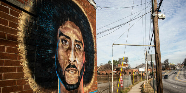 Das Antlitz von Kaepernick auf eine Hauswand gemalt Das Antlitz von Kaepernick auf eine Hauswand gemalt