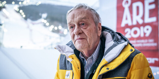 Gian Franco Kasper, Präsident des Weltskiverbands steht vor weißem Schneehang Gian Franco Kasper, Präsident des Weltskiverbands steht vor weißem Schneehang