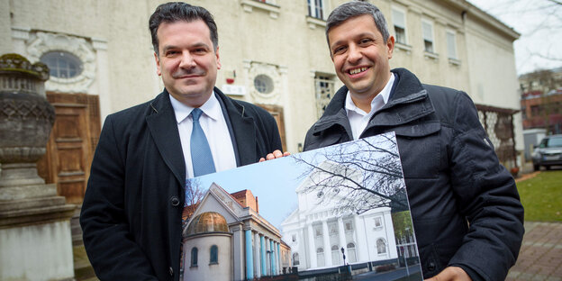 Gideon Joffe (l-r), Vorsitzender der Jüdischen Gemeinde zu Berlin, und Raed Saleh, Vorsitzender der SPD-Fraktion im Abgeordnetenhaus in Berlin, zeigen auf dem Hof der Synagoge am Fraenkelufer im Bezirk Kreuzberg in Berlin eine Bildtafel mit einem Entwurf Gideon Joffe (l-r), Vorsitzender der Jüdischen Gemeinde zu Berlin, und Raed Saleh, Vorsitzender der SPD-Fraktion im Abgeordnetenhaus in Berlin, zeigen auf dem Hof der Synagoge am Fraenkelufer im Bezirk Kreuzberg in Berlin eine Bildtafel mit einem Entwurf