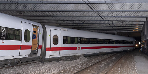 der Wagon eines ICE steht in einem Tunnel quer über dem Gleis der Wagon eines ICE steht in einem Tunnel quer über dem Gleis